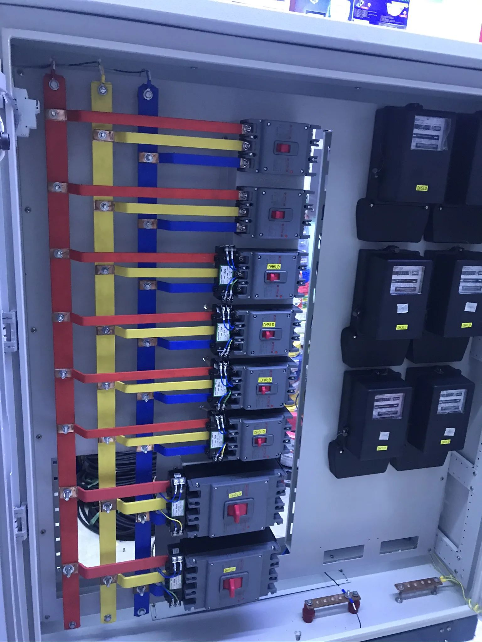 Tổ chức nhân lực lắp đặt hệ thống điện công nghiệp