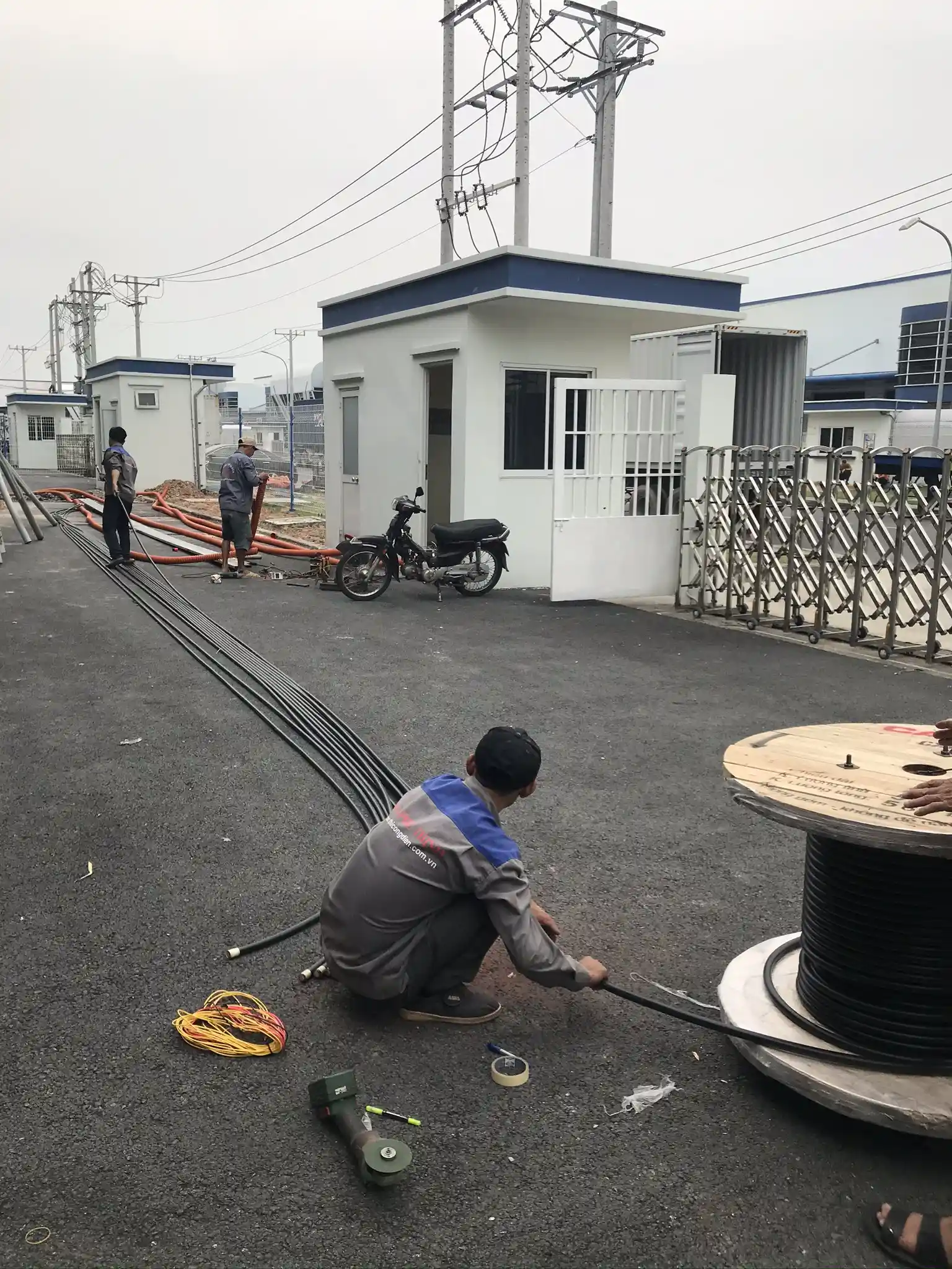 Theo dõi bảng punch list điện nhà xưởng trước bàn giao