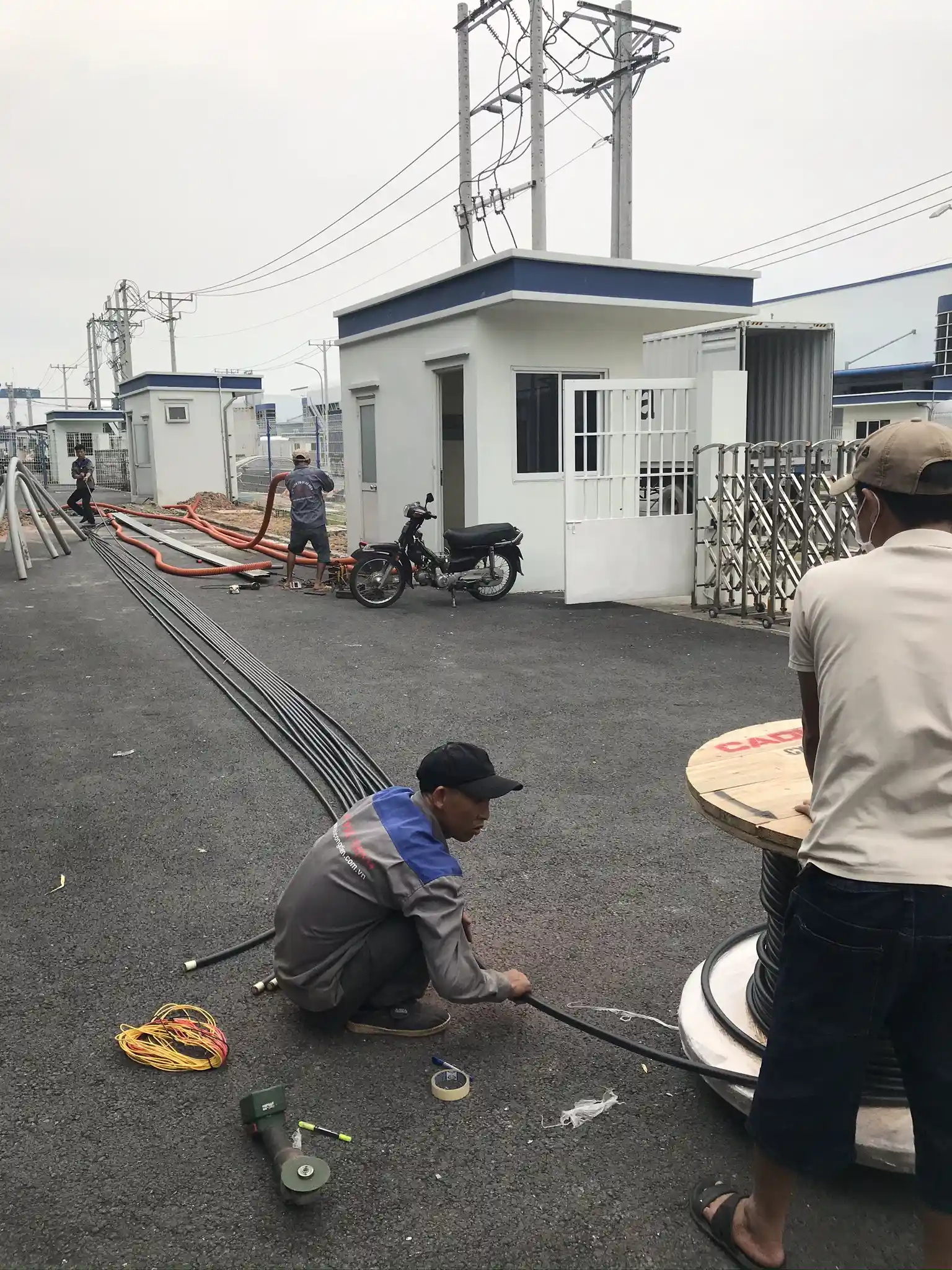 Công nhân thi công kéo rải cáp điện ngoài công trình tại TP HCM