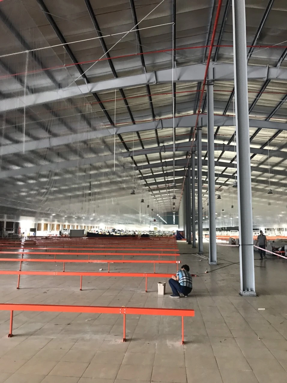 Nhà xưởng khung thép quy mô lớn đang lắp đặt điện