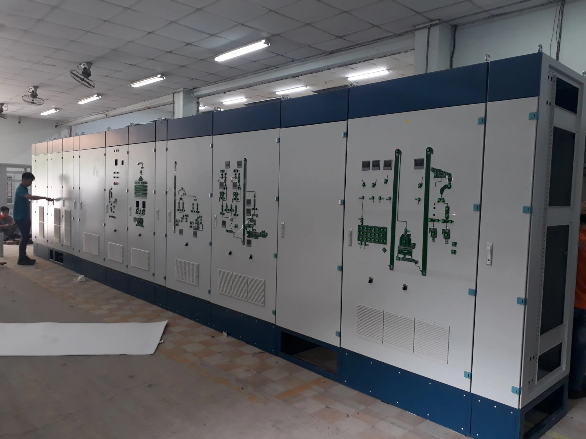 Tủ điều khiển tổng cần kiểm tra đầu cốt trước vận hành