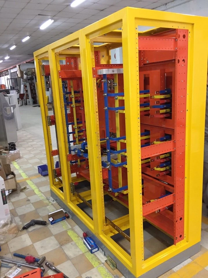 Khung tủ điện được kiểm tra trước khi lắp thiết bị