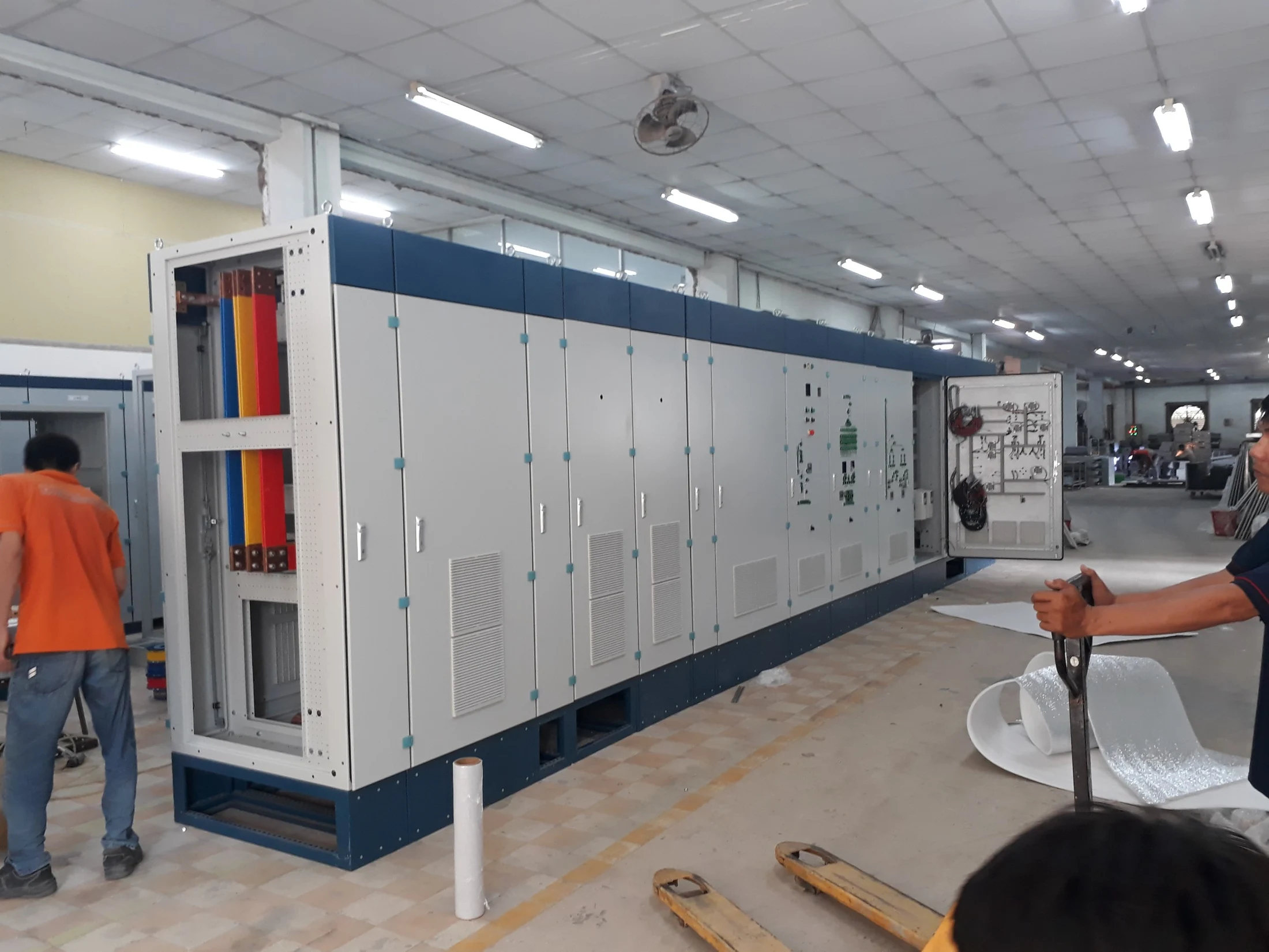 Kiểm tra các điểm đấu nối trong tủ điện tổng nhà xưởng