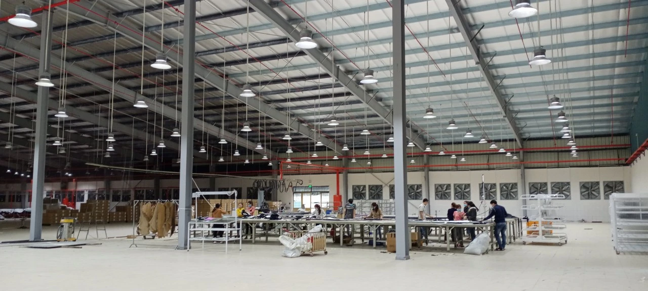 Đối chiếu shop drawing với không gian thi công nhà xưởng