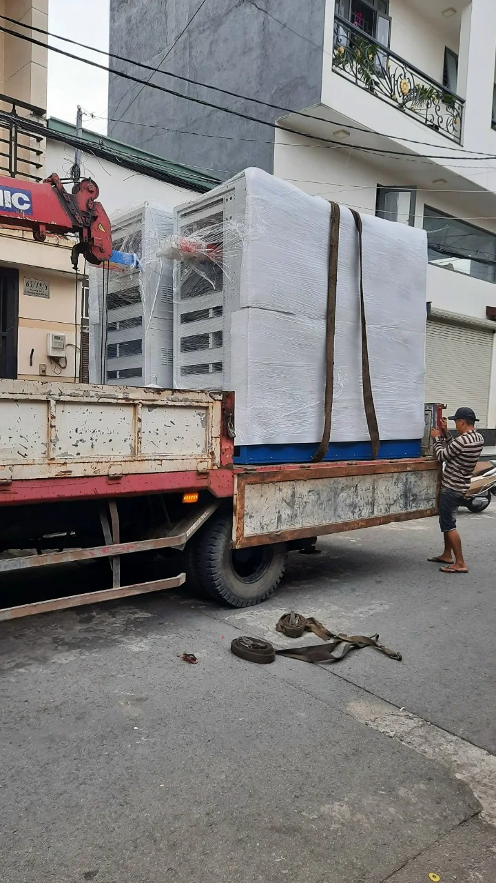 Vận chuyển tủ điện công nghiệp đến công trình bằng xe tải
