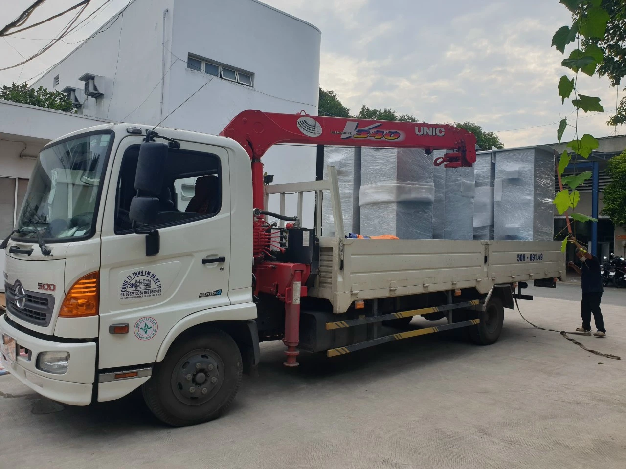 Xe cẩu vận chuyển tủ điện công nghiệp đến công trình