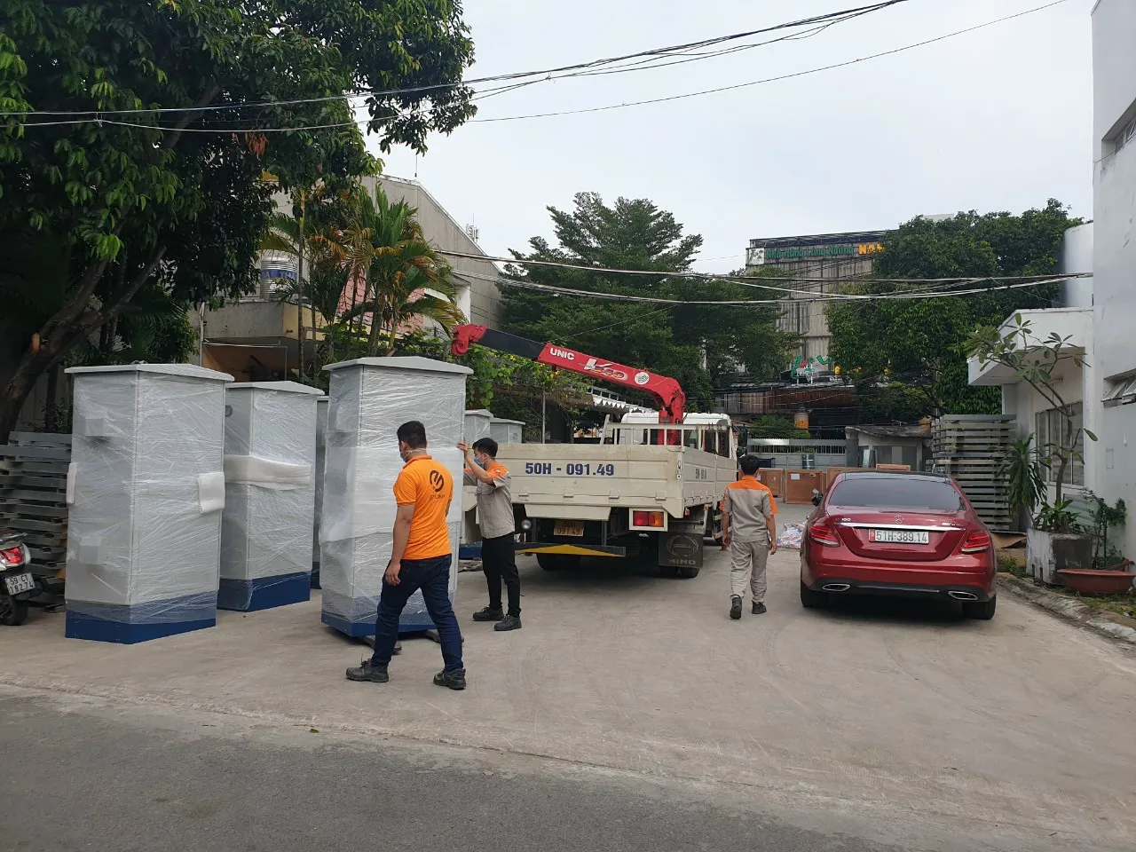Khảo sát khu vực thi công điện trong nhà xưởng đang vận hành