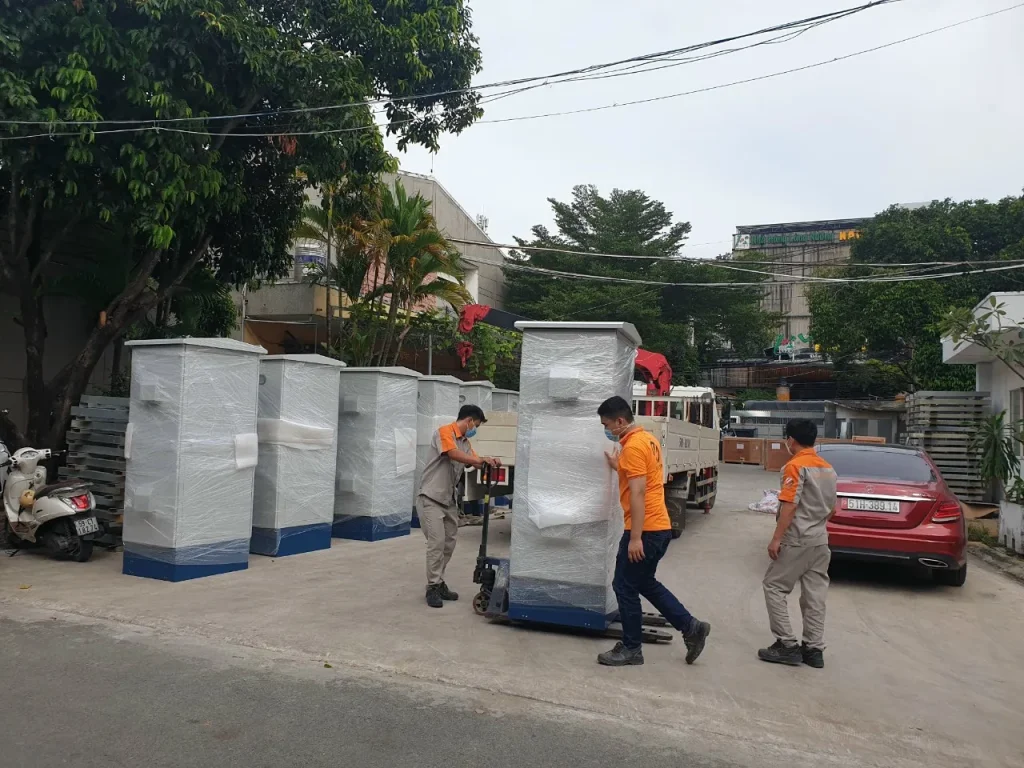 Công nhân Đại Phú Thịnh dỡ tủ điện khỏi xe cẩu và đưa vào công trình