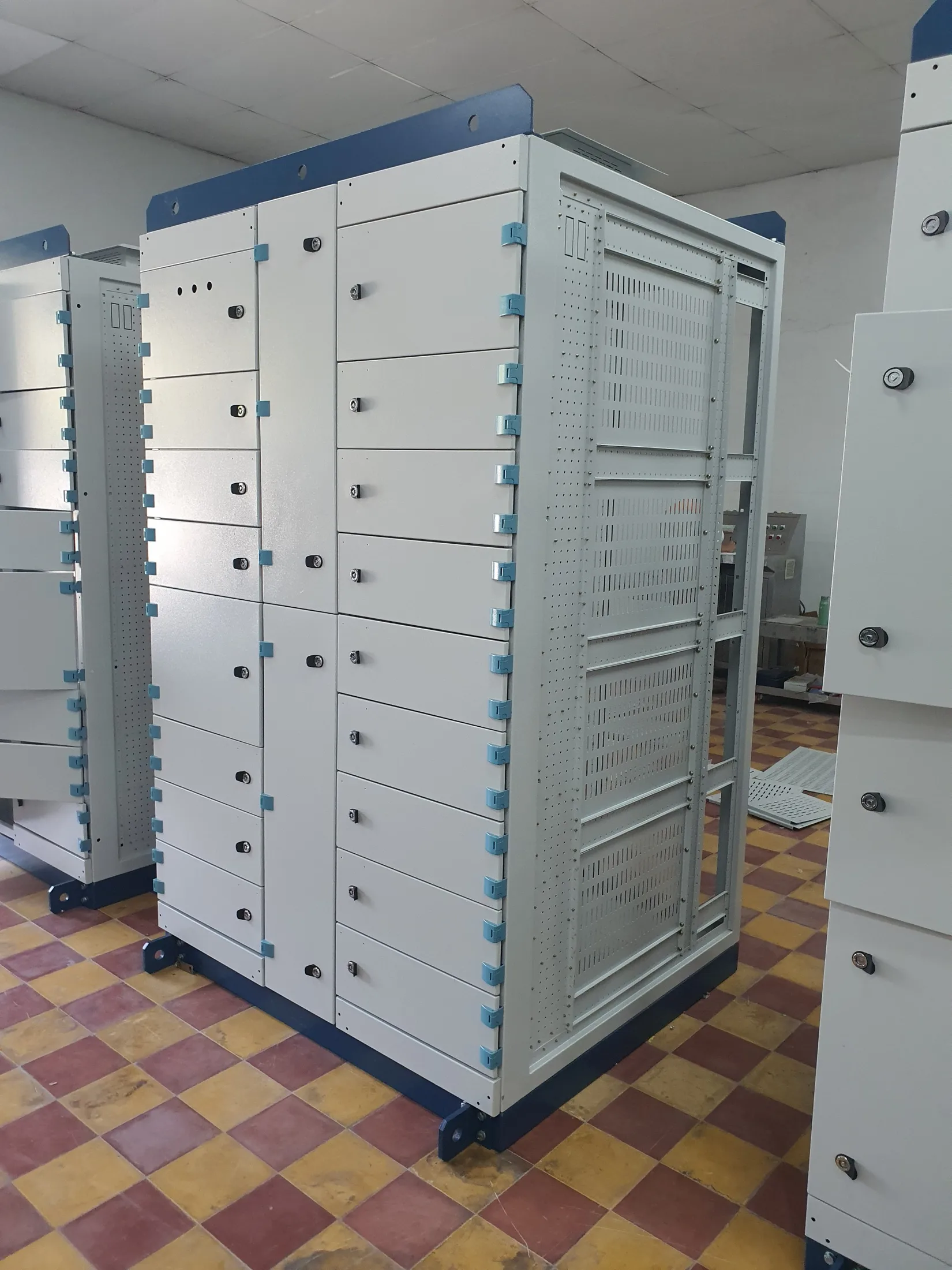 Kiểm tra kết cấu và khoang tủ điện công nghiệp