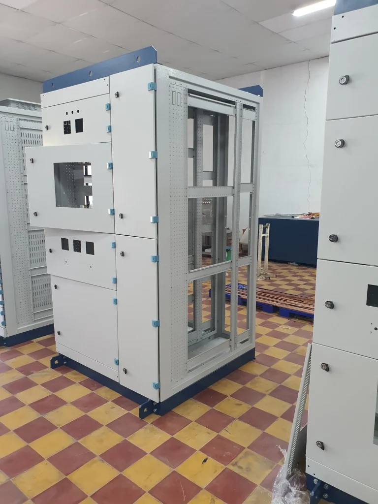 Dãy tủ điện vỏ sơn tĩnh điện màu trắng đang lắp đặt trong phòng điện, cửa tủ mở chờ đấu nối