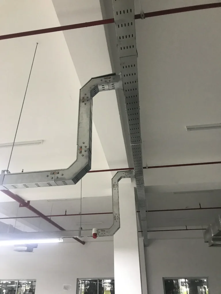 Máng cáp điện đi trên trần nhà xưởng do Đại Phú Thịnh thi công
