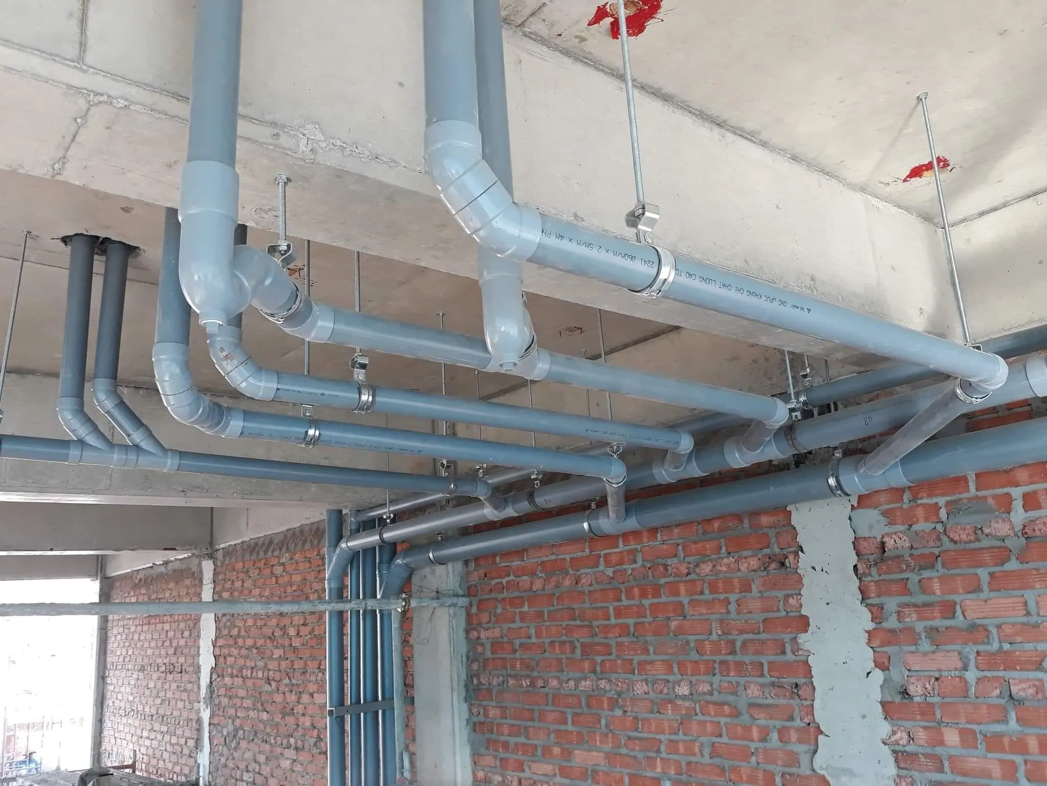Kiểm soát đường găng và thiết bị dài ngày tại công trình nhà xưởng