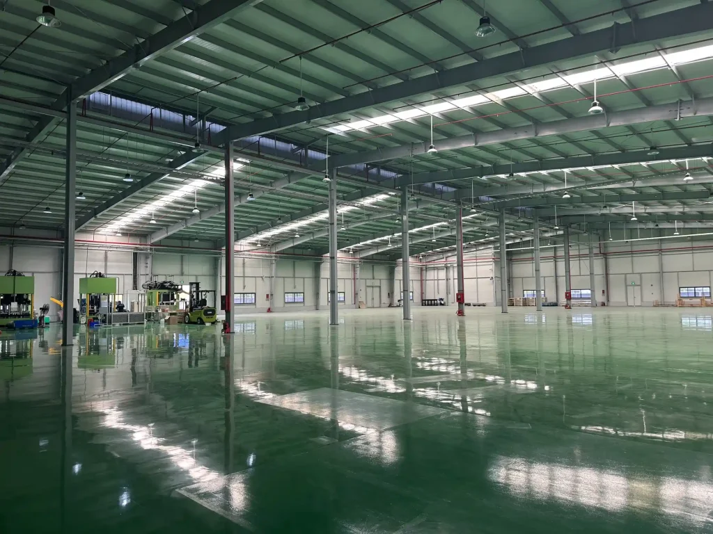 Nhà xưởng trống nền epoxy trước khi bàn giao cho bên thuê lắp đặt điện