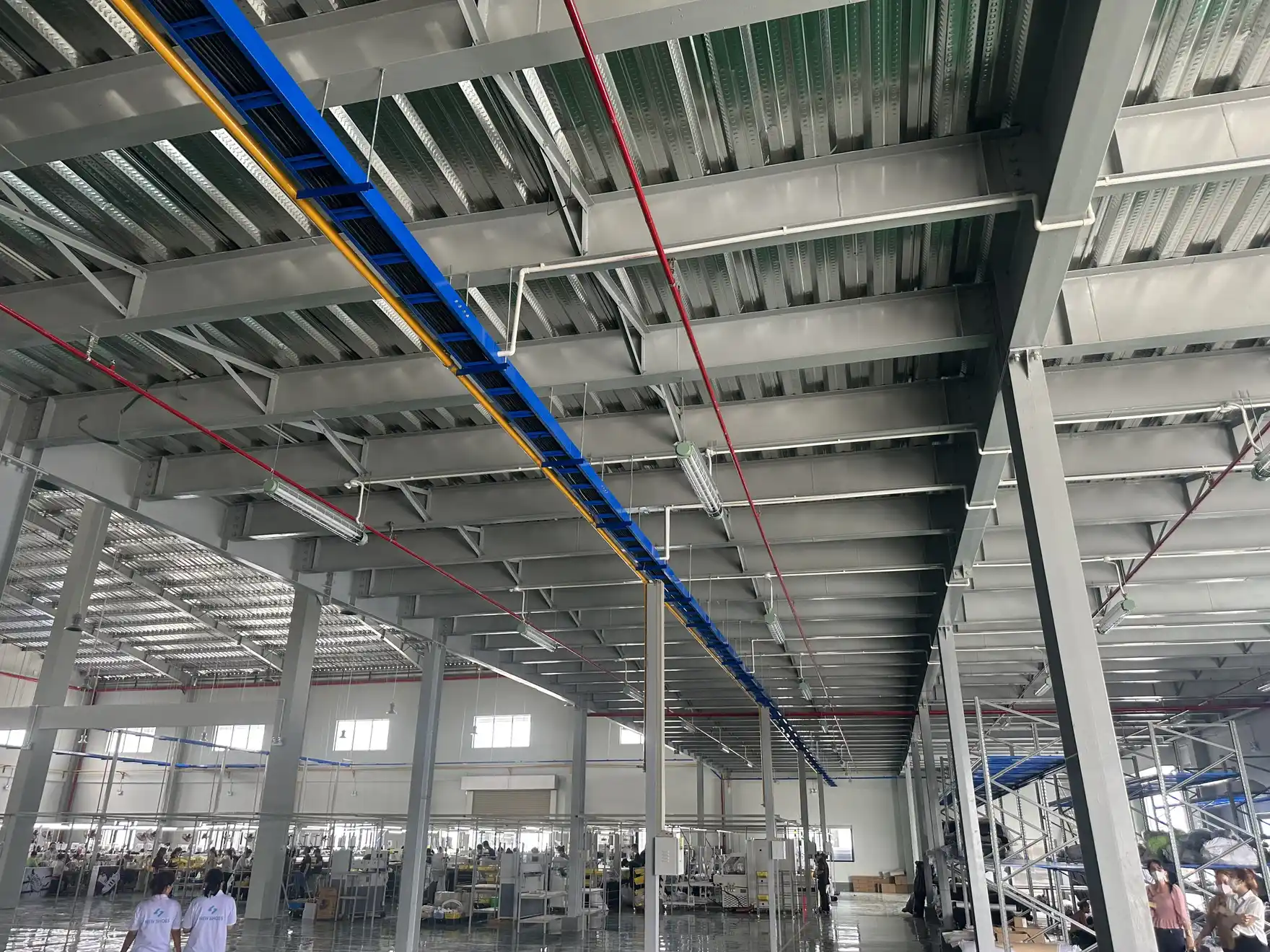 Máng cáp điện và hệ thống ống gió trên trần nhà xưởng tại Đồng Nai