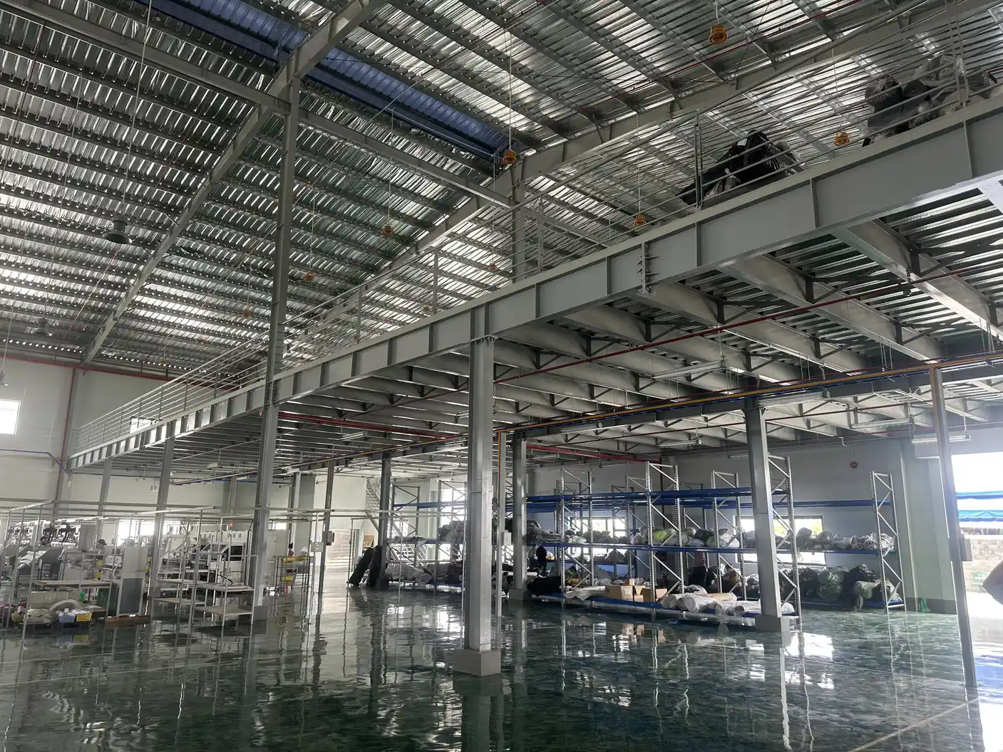 Hệ thống máng cáp và điện lắp đặt trên trần nhà xưởng