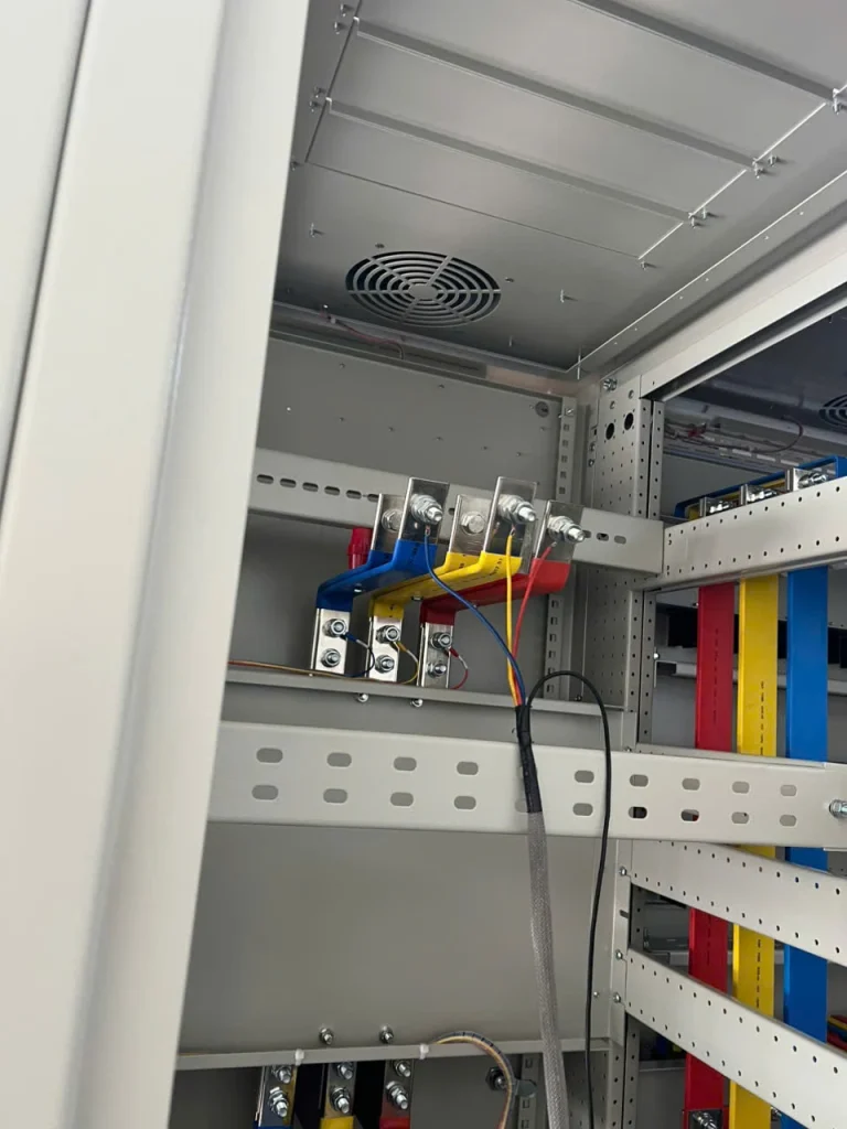 Thanh cái đồng và đầu cáp lộ ra bên trong tủ phân phối điện nhà xưởng