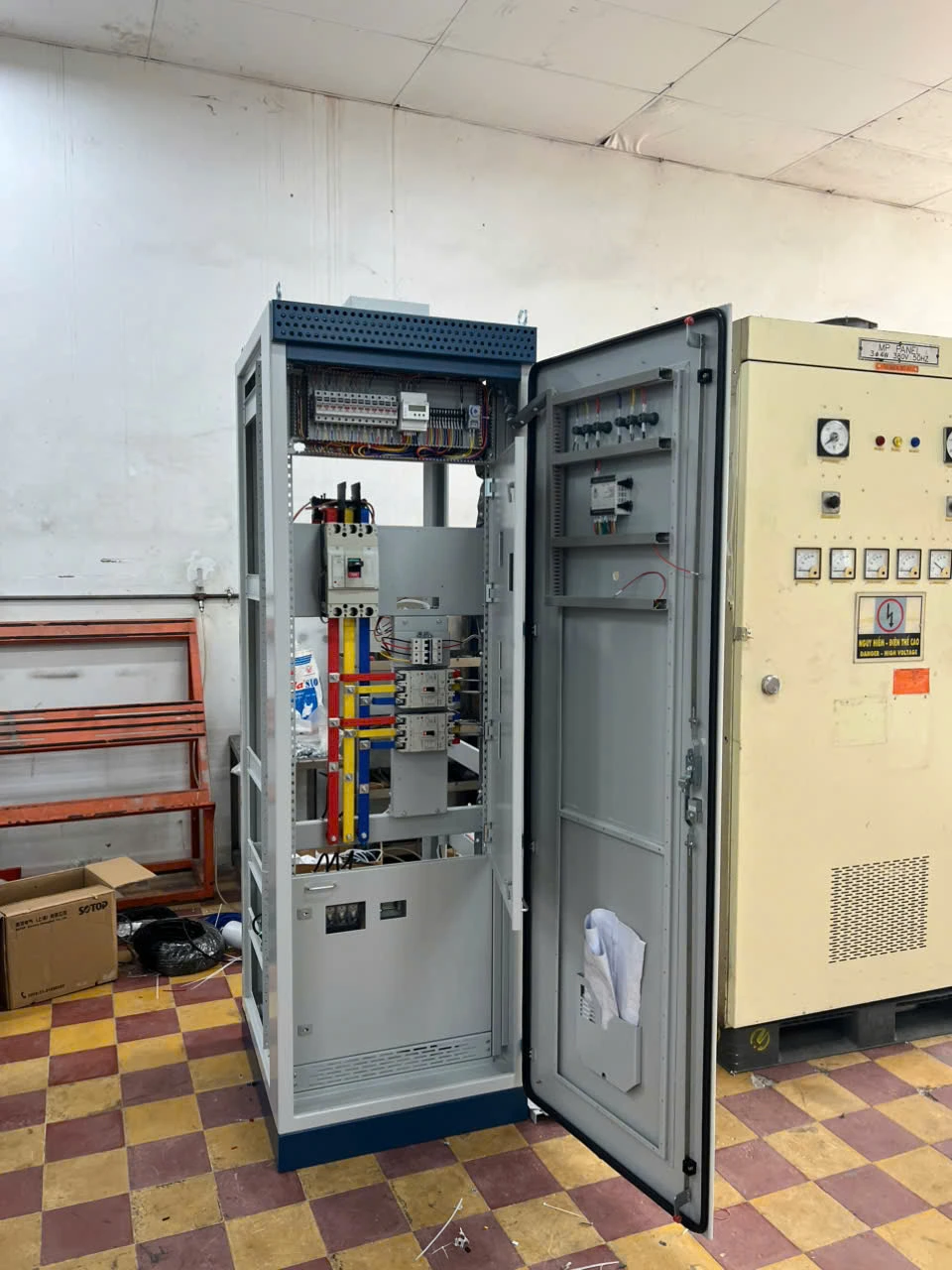 Kiểm tra thiết bị bảo vệ bên trong tủ điện