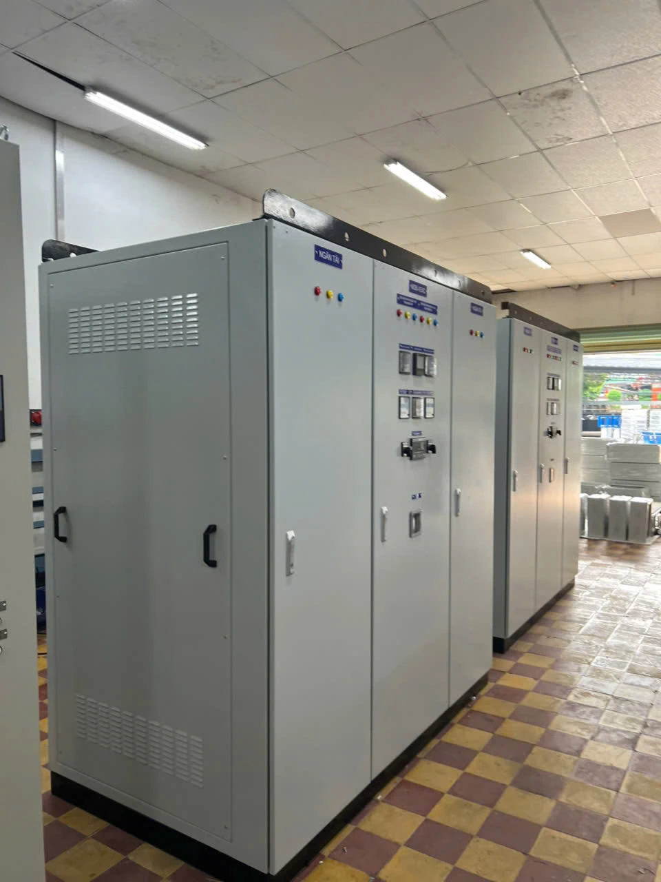 Kiểm tra hồ sơ và tủ điện trước nghiệm thu
