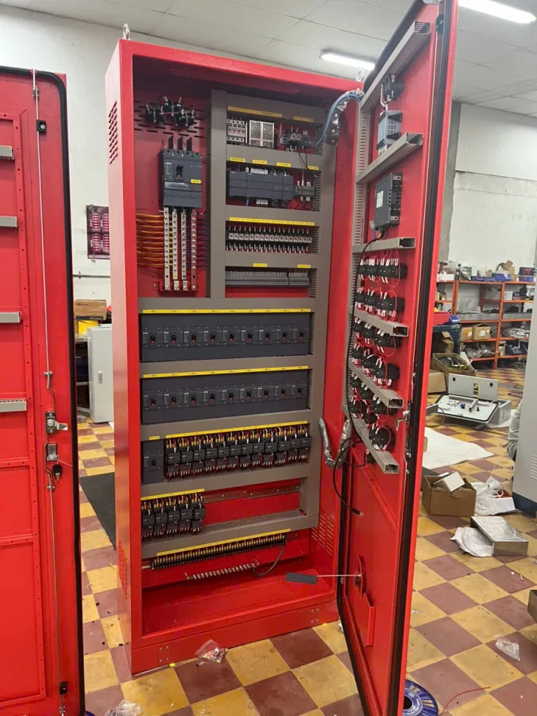 Tủ điện điều khiển vỏ sơn đỏ lắp sẵn contactor và rơ le, Đại Phú Thịnh thi công