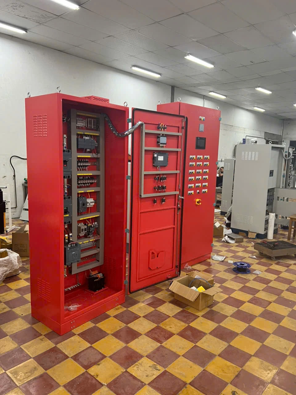 Hệ thống tủ điện được chuẩn bị theo từng giai đoạn thi công