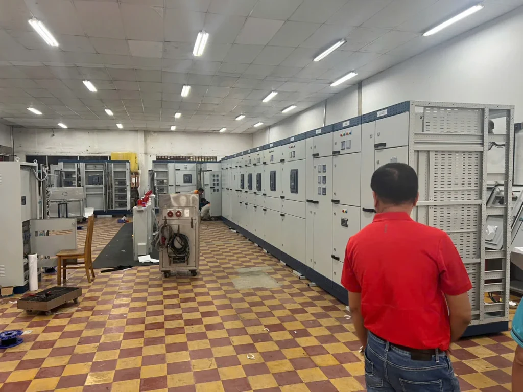 Dãy tủ điện hạ thế lắp đặt hoàn chỉnh theo bản thiết kế điện nhà xưởng