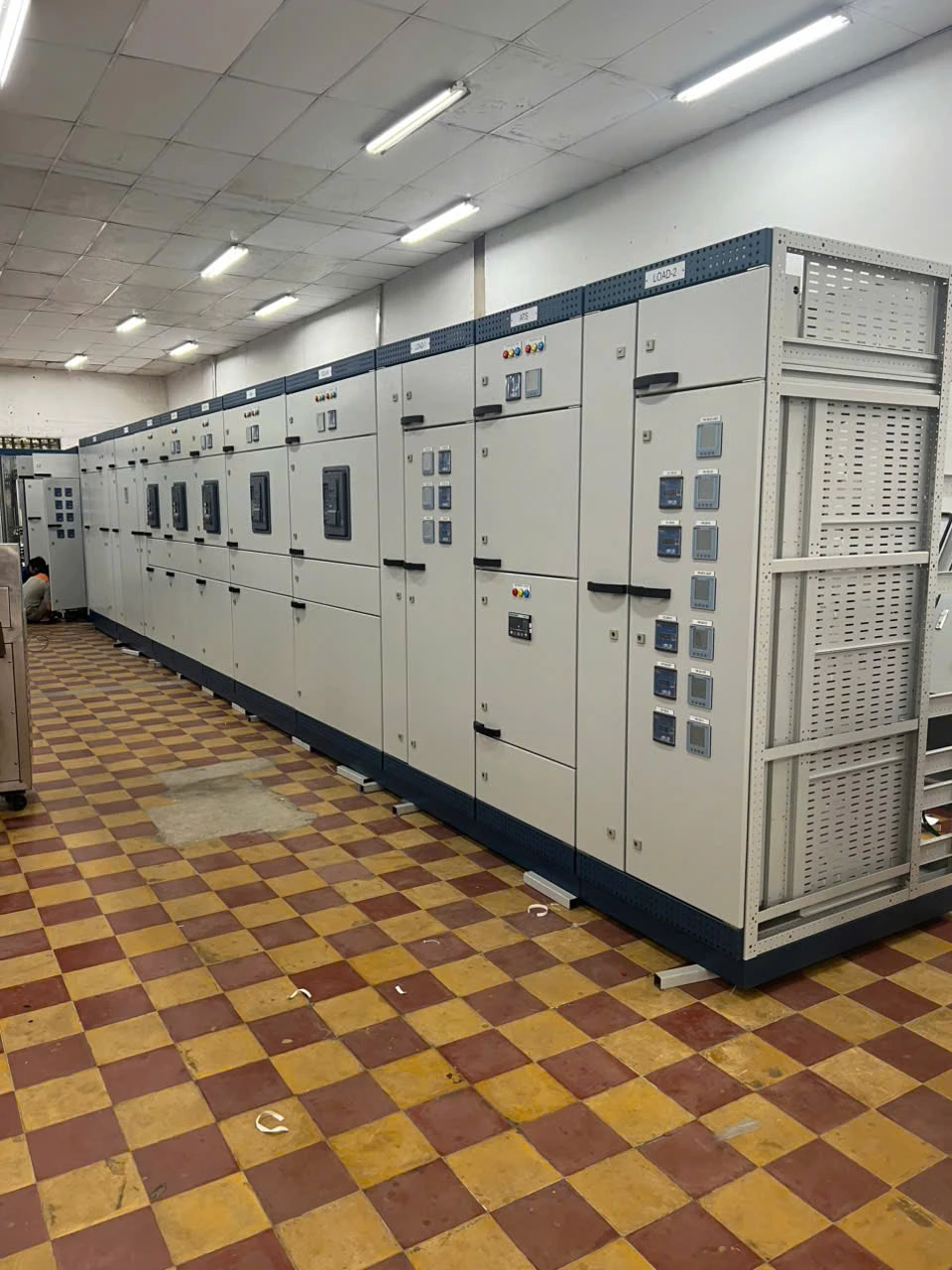 Dãy tủ điện phân phối dài trong xưởng lắp ráp của Đại Phú Thịnh trước khi giao đến công trình