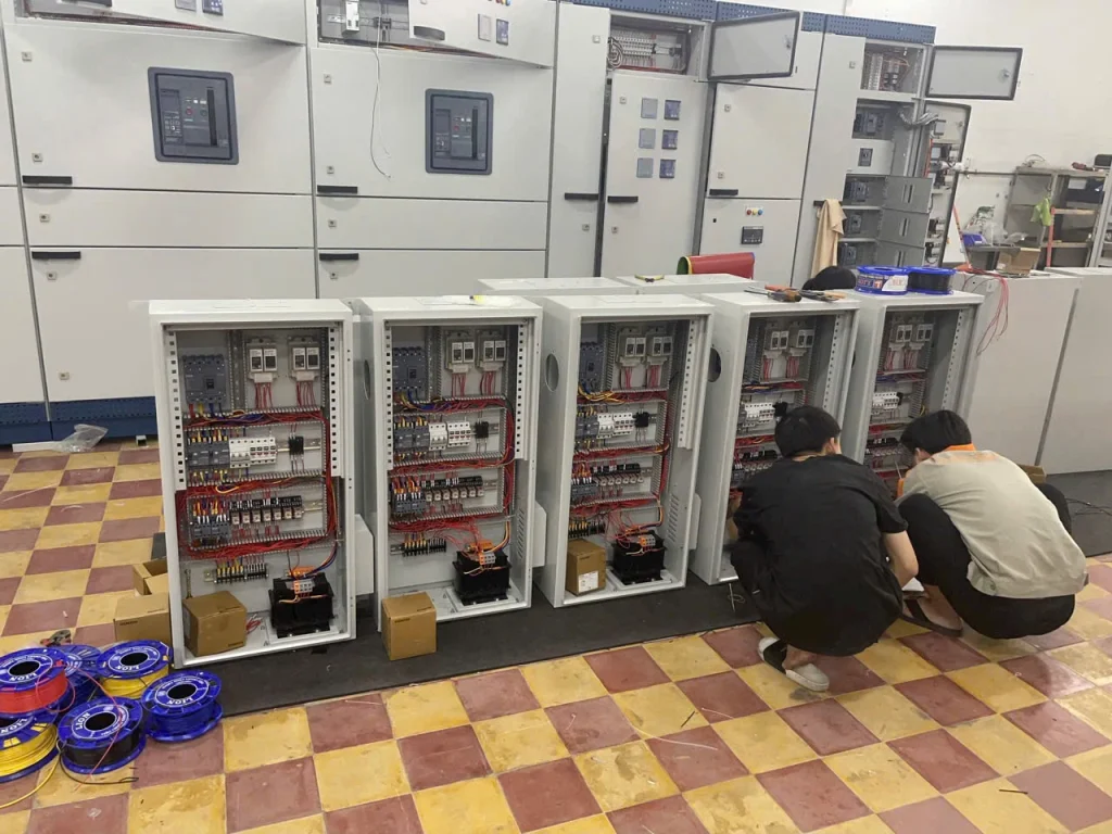 Kỹ thuật viên Đại Phú Thịnh đấu dây và kiểm tra dãy tủ điều khiển trước khi xuất xưởng