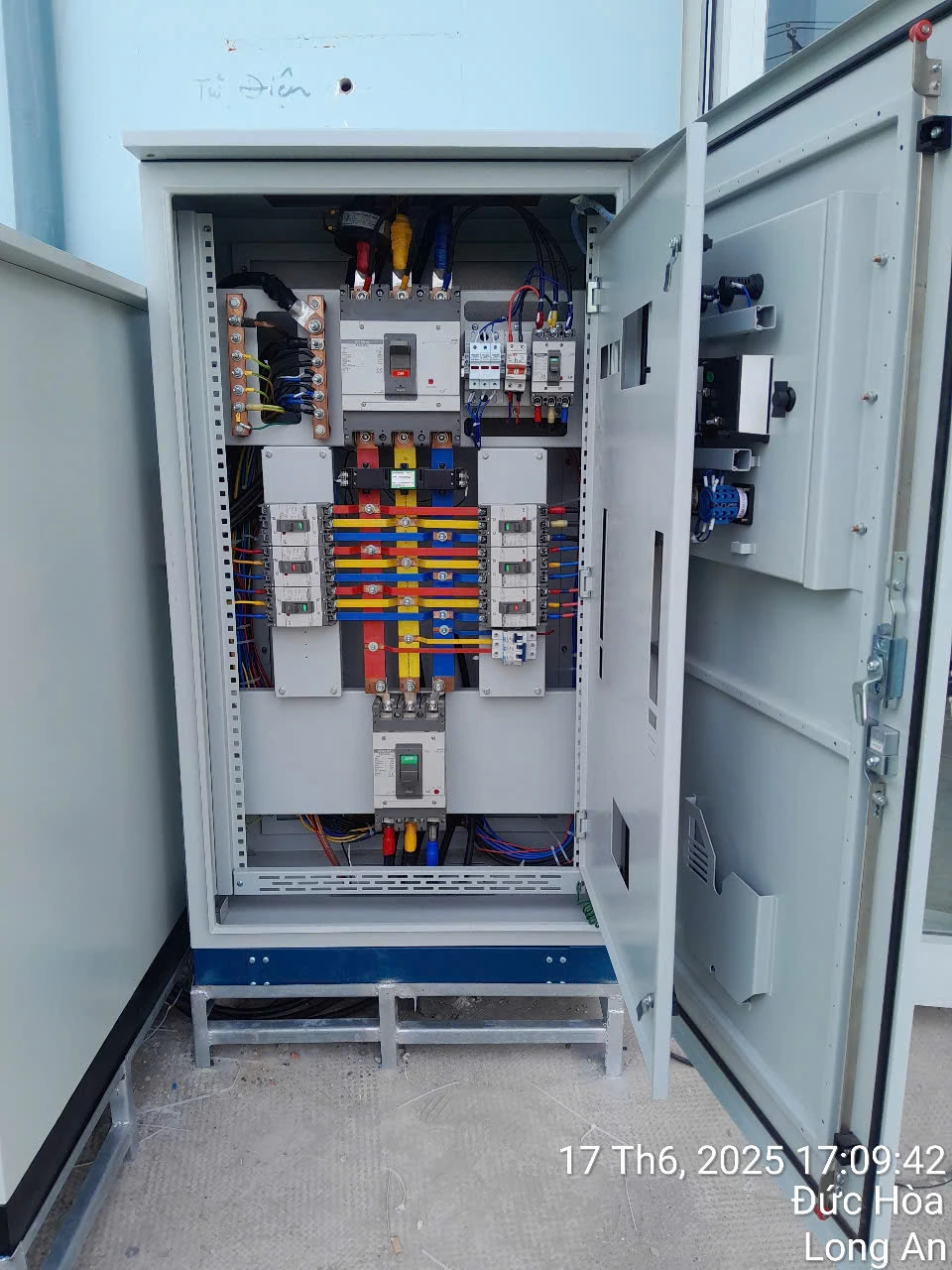Thanh cái đồng ba pha và MCCB trong tủ điện