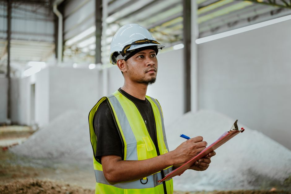 Kỹ sư kiểm tra an toàn hệ thống điện nhà xưởng với checklist chuyên nghiệp